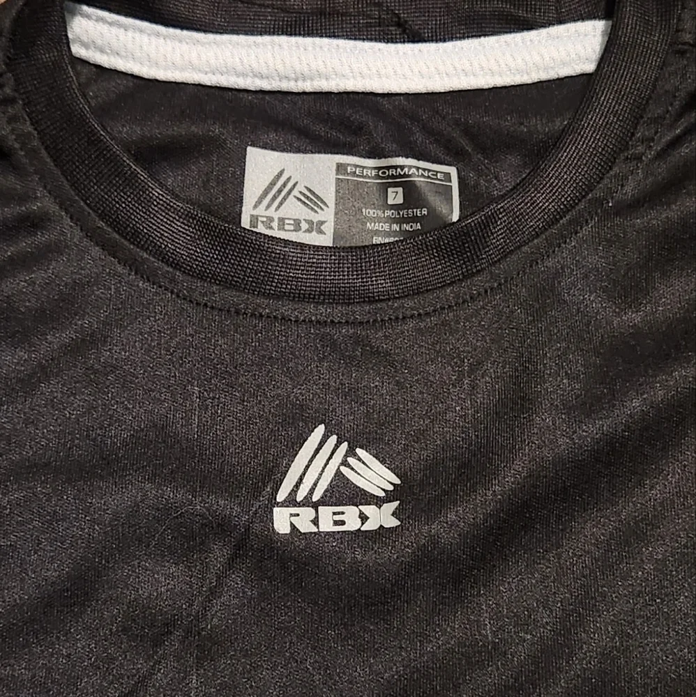 𝅺NWT RBX Boy's Black and White Performance Short Sleeve T-Shirt, size 7